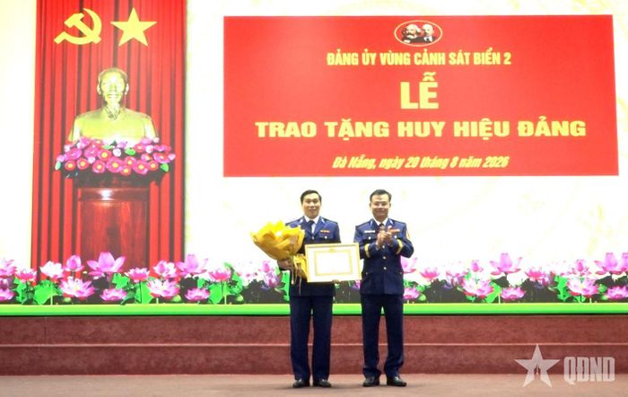  Đại tá Lê Huy trao Huy hiệu 30 năm tuổi Đảng tặng Đại tá Lê Phúc Tiến, nguyên Phó trưởng phòng Pháp luật. 