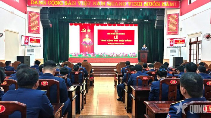  Quang cảnh Lễ trao tặng huy hiệu Đảng. 