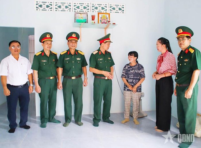 Lãnh đạo Trường Sĩ quan Lục quân 2 và phường Tân Thành thăm hỏi, động viên gia đình bà Mỹ. 
