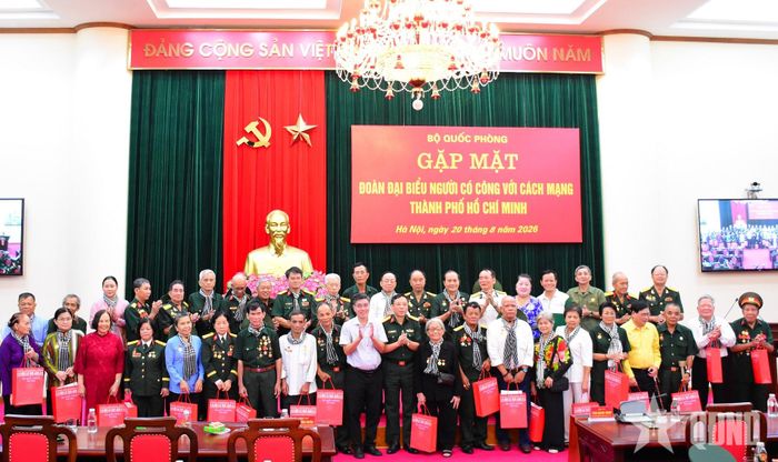 Trao quà của Bộ Quốc phòng tặng đại biểu người có công với cách mạng TP Hồ Chí Minh. 