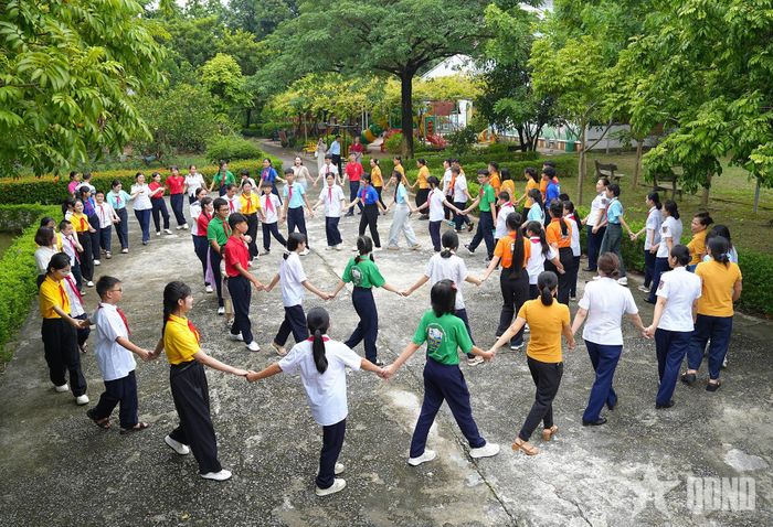 Vui chơi và hát vang bài “Nối vòng tay lớn” với trẻ em có hoàn cảnh khó khăn tại Làng Trẻ em SOS Hà Nội. 