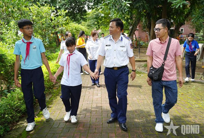  Đoàn công tác thăm nơi học tập, sinh hoạt của trẻ em có hoàn cảnh khó khăn tại Làng Trẻ em SOS Hà Nội. 