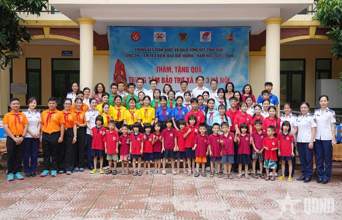   Đoàn công tác Cảnh sát biển Việt Nam và các cán bộ, trẻ em tại Trung tâm Bảo trợ xã hội 3 Hà Nội. 