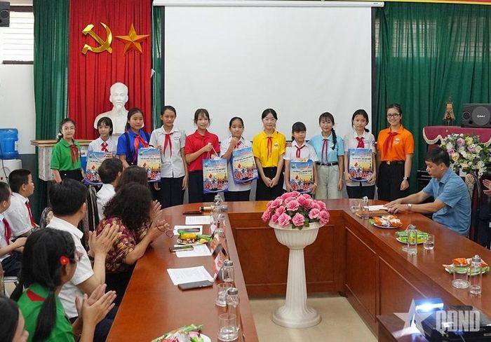 Trao quà tặng các em học sinh tại Trung tâm Bảo trợ xã hội 3 Hà Nội. 