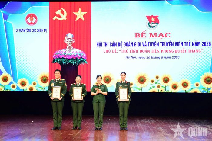Đại tá Nguyễn Thị Thu Hiền trao giải Nhì cho các thí sinh.
