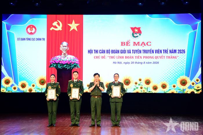 Thiếu tướng Hoàng Đình Quý, Chính ủy Trường Đại học Văn hóa nghệ thuật Quân đội trao chứng nhận giải Ba cho các thí sinh.