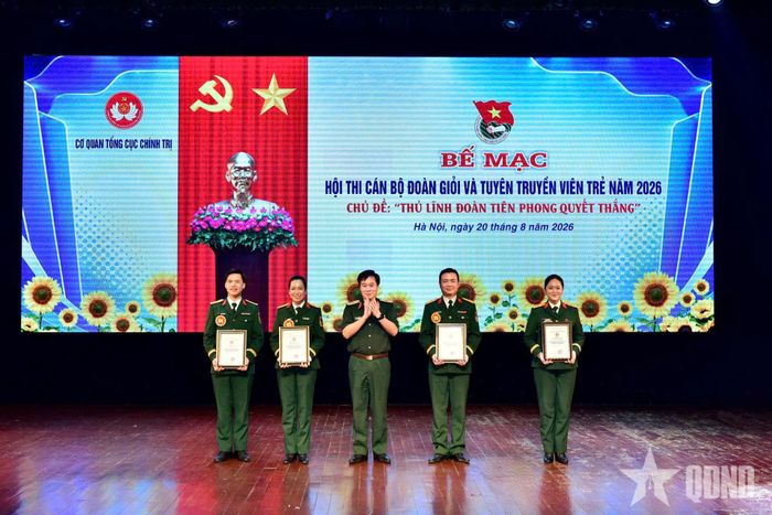 Thiếu tướng Hoàng Đình Quý trao giải Khuyến khích cho các thí sinh.