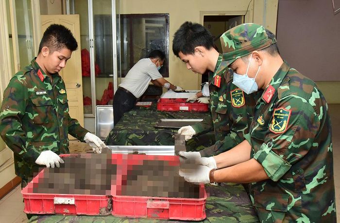  Lực lượng chức năng thực hiện công tác tìm kiếm, quy tập hài cốt liệt sĩ tại Công viên Lê Thị Riêng. 