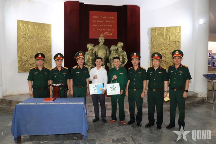 Đoàn công tác tặng quà Ban quản lý Khu di tích lịch sử quốc gia đặc biệt Ngã ba Đồng Lộc (tỉnh Hà Tĩnh).