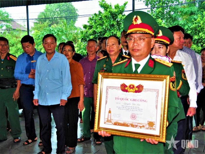Rước Bằng "Tổ quốc ghi công" về dâng hương tại gia đình.