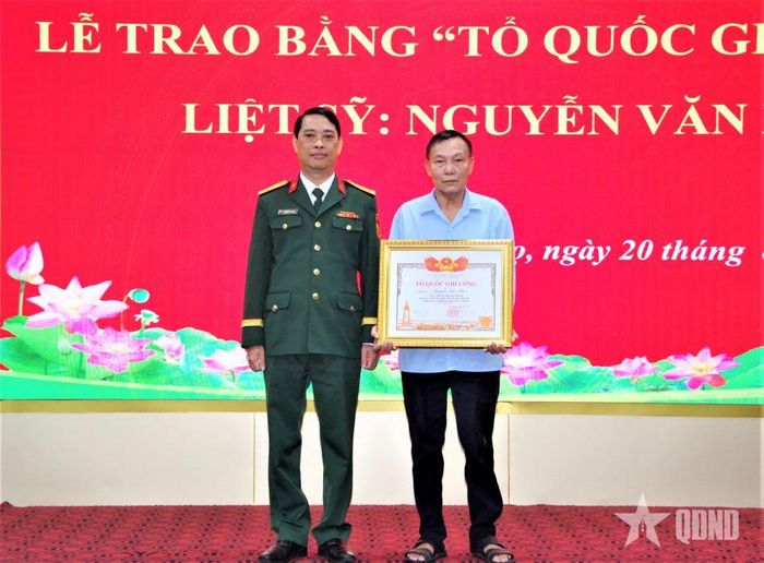 Thừa ủy quyền, Đại tá Nguyễn Tất Thắng, Chủ nhiệm Chính trị Bộ CHQS tỉnh Hà Tĩnh trao bằng "Tổ quốc ghi công" cho gia đình liệt sĩ Nguyễn Văn Xin.