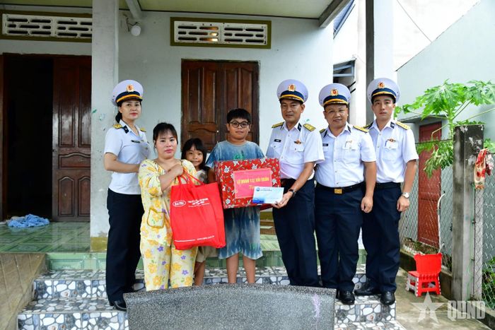 Đại diện Lữ đoàn 171 trao quà cho gia đình cháu Hoàng Tuấn Anh. 