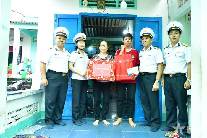 Đại diện Lữ đoàn 171 trao quà cho gia đình cháu Nguyễn Lê Phát Lộc.