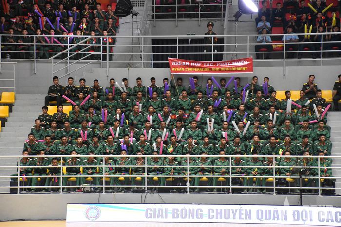 Đông đảo cán bộ, chiến sĩ trên các khán đài Nhà thi đấu Đông Anh.  