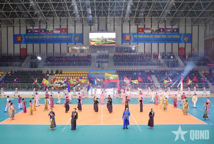 Tiết mục nghệ thuật đại diện cho đội Myanmar.  
