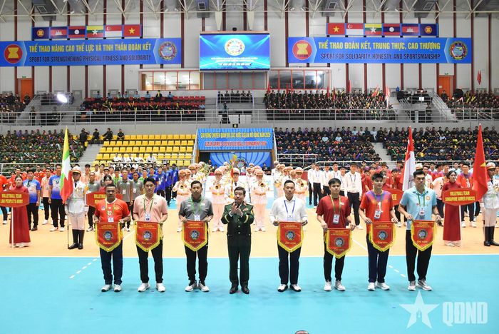  Tổng duyệt nghi thức trao cờ lưu niệm. 