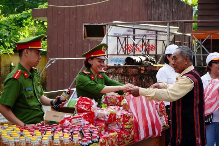 Chia sẻ khó khăn với người dân vùng cao còn nhiều khó khăn.