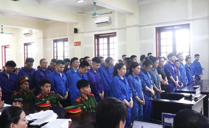 48 bị cáo trong đường dây lừa đảo xuyên quốc gia tại phiên tòa.