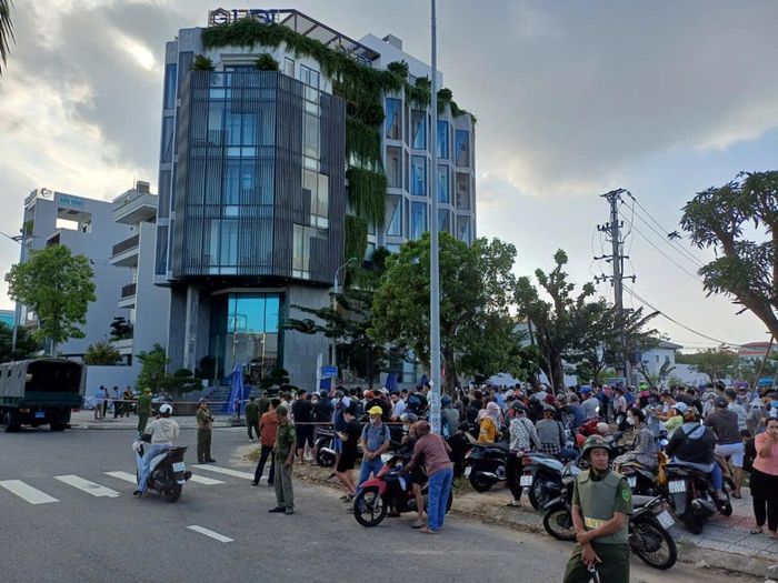 Đông đảo người dân vây quanh tòa nhà khi cơ quan Công an khám xét