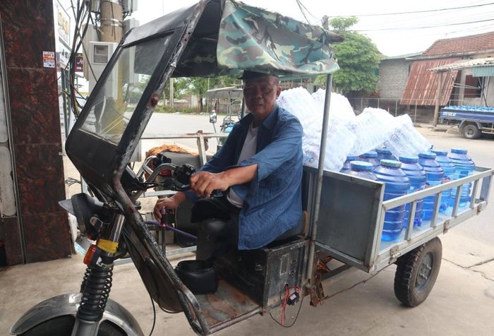 Hàng ngày thương binh Nguyễn Văn Trường vẫn lái xe 3 bánh đi giao hàng cho khách.