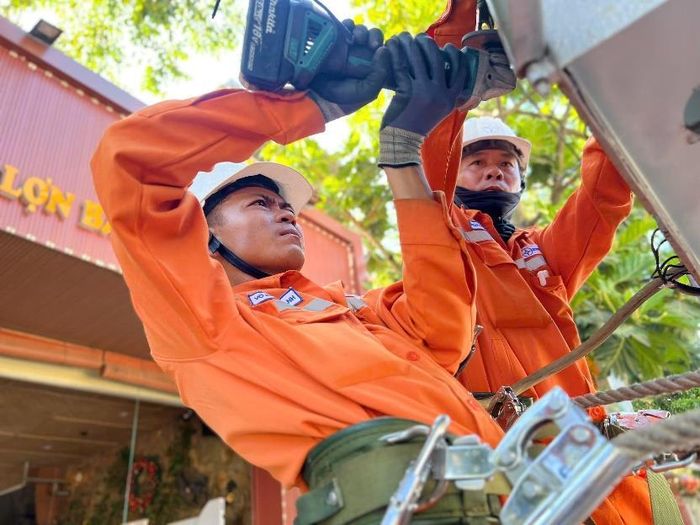 Nhân viên điện lực kiểm tra thiết bị điện