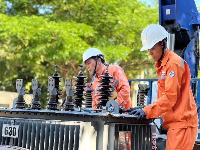 Nhân viên EVNCPC chủ động bảo dưỡng thiết bị điện