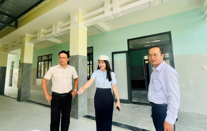 Lãnh đạo phường Điện Bàn Đông đi kiểm tra cơ sở vật chất lớp học.