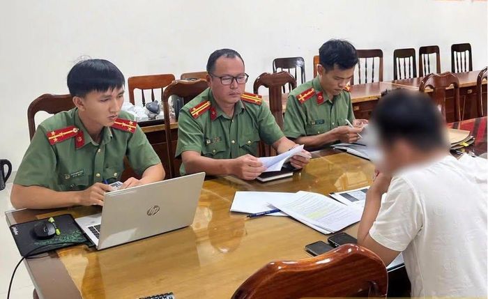 Công an tỉnh Quảng Ngãi làm việc với đơn vị tổ chức. Ảnh: CA