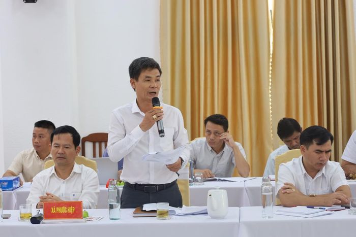 Chủ tịch xã Phước Hiệp Trần Thiện Hải báo cáo một số nội dung tại buổi làm việc.