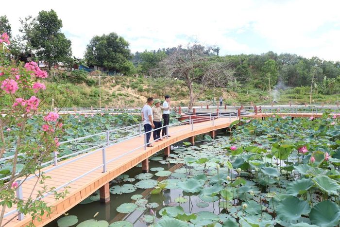 Chất lượng cuộc sống người dân vùng cao ngày càng cải thiện. Trong ảnh: Lãnh đạo xã Khâm Đức kiểm tra công trình dân sinh trên địa bàn.