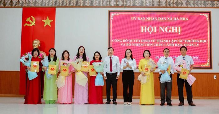 Lãnh đạo xã Hà Nha trao quyết định bổ nhiệm viên chức lãnh đạo, quản lý 4 trường.