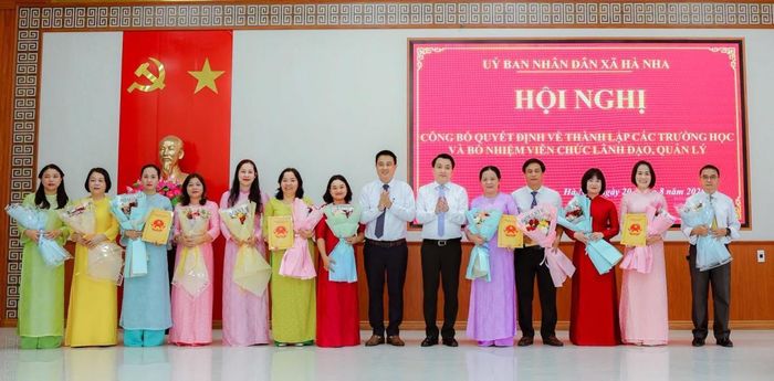 Lãnh đạo xã Hà Nha trao quyết định thành lập 4 trường mới.