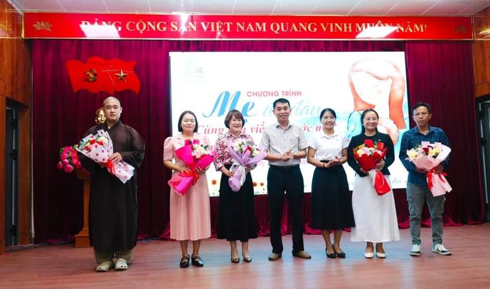 Lãnh đạo xã Hòa Tiến tặng hoa cho các "mẹ đỡ đầu".