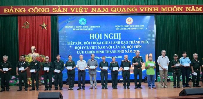 Trao tặng quà cho các hội viên CCB có hoàn cảnh khó khăn.