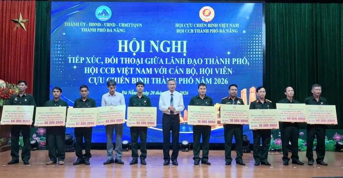 Trung tướng Khuất Việt Dũng và Phó Chủ tịch HĐND TP Đà Nẵng Đoàn Ngọc Hùng Anh trao tặng biểu trưng kinh phí hỗ trợ xây mới, sửa nhà cho các hội viên CCB khó khăn.