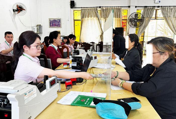 Phòng giao dịch Hải Châu thuộc Chi nhánh NHCSXH TP giải ngân cho các đối tượng chấp hành xong án phạt tùtrên địa bàn phường Hải Châu vay vốn để sinh kế.