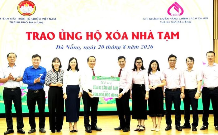 Chi nhánh NHCSXH TP trao số tiền 200 triệu đồng ủng hộ Chương trình xóa nhà tạm, nhà dột nát trên địa bàn TP do UBMTTQVN TP phát động.