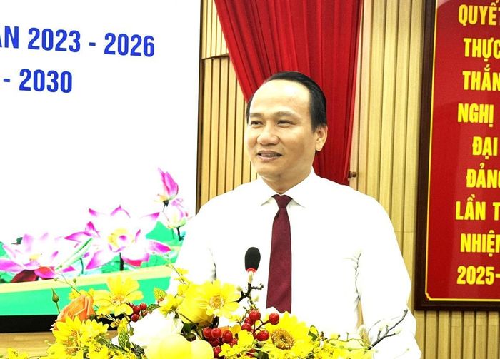 Phó Bí thư Thành ủy, Chủ tịch UBMTTQVN TP Nguyễn Đình Vĩnh phát biểu chỉ đạo Hội nghị.