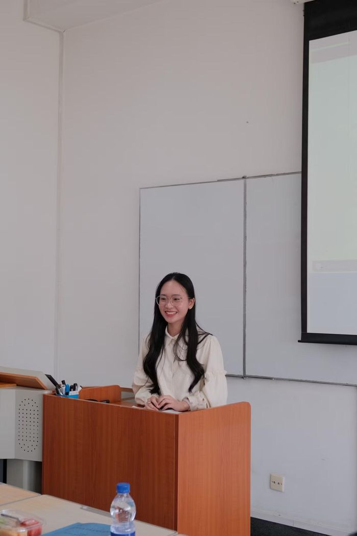 Lan Anh tại buổi bảo vệ luận văn tốt nghiệp thạc sĩ.