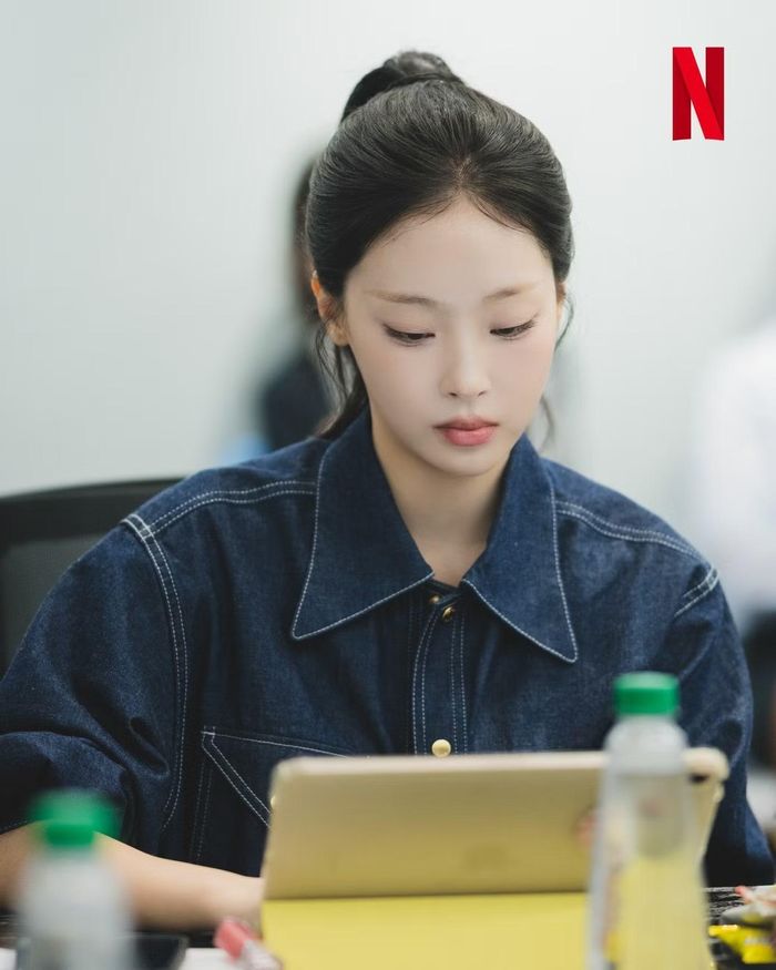 Choi Hee Jin, người từng gây ấn tượng qua các bộ phim như “Heavenly Ever After” và “IDOL I”, sẽ vào vai Kim Lizzy, một học sinh chuyển trường tại Trường Trung học Nữ sinh Jinwol và cũng là bạn cùng phòng của So Ran.