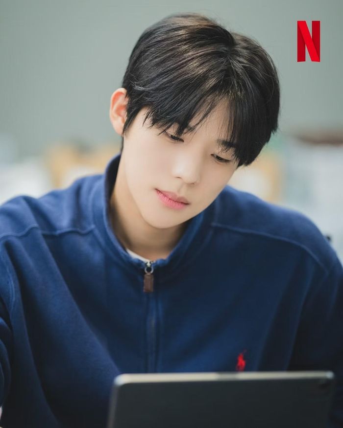 Moon Sang Min sẽ đảm nhận vai Lee Chi Won, chủ tịch hội học sinh trường Trung học Nam sinh Jinwol, đồng thời là một học sinh gương mẫu hoàn hảo. Sau khi gây ấn tượng qua các bộ phim "Cinderella at 2AM" và "To My Beloved Thief", nam diễn viên đang được khán giả kỳ vọng sẽ mang đến một màn lột xác mới mẻ trong tác phẩm này.