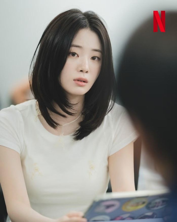 Shin Sia, nữ diễn viên từng góp mặt trong "Resident Playbook" và "The Witch: Part 2. The Other One" đang thu hút sự chú ý khi hóa thân thành So Ran, chủ tịch hội học sinh trường nữ sinh Jinwol, người nổi tiếng khắp trường nhờ vẻ ngoài đầy cuốn hút và đáng mến. Lee Chi Won là người xuất sắc về mọi mặt, từ học tập đến thể thao, lại còn có tính cách tốt, khiến So Ran coi anh là đối thủ. Vốn lớn lên cùng nhau từ nhỏ, cả hai sẽ thể hiện sự ăn ý khi nảy sinh những cảm xúc đan xen khó phân định giữa tinh thần cạnh tranh và sự rung động của trái tim.