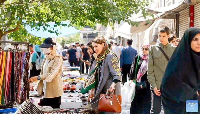 Một góc phố tại thủ đô Tehran (Iran) trong những ngày sau khi Biên bản ghi nhớ 14 điểm được ký kết. Ảnh: XINHUA