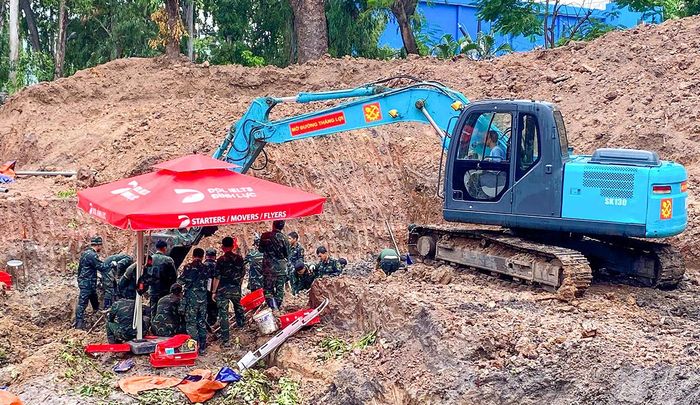  Công tác tìm kiếm, quy tập hài cốt liệt sĩ tại Công viên Lê Thị Riêng được cán bộ, chiến sĩ nỗ lực thực hiện trong điều kiện thời tiết mưa. Ảnh: MẠNH THẮNG 