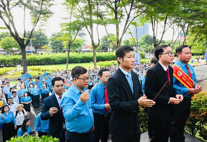  Kỹ sư, cán bộ công đoàn tiêu biểu dâng hương tưởng nhớ Bác Tôn. Ảnh: VIỆT DŨNG 