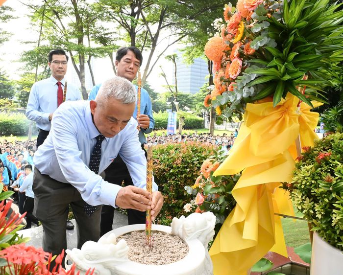  Nguyên Chủ tịch Tổng Liên đoàn Lao động Việt Nam Đặng Ngọc Tùng dâng hương tưởng nhớ Bác Tôn. Ảnh: VIỆT DŨNG 