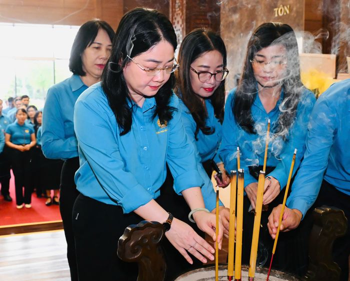  Cán bộ Công đoàn dâng hương tưởng nhớ Chủ tịch Tôn Đức Thắng tại Bảo tàng Tôn Đức Thắng. Ảnh: VIỆT DŨNG 