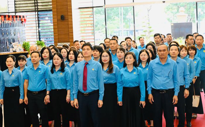  Đồng chí Ngọ Duy Hiểu và các thành viên trong đoàn tưởng nhớ Bác Tôn tại Bảo tàng Tôn Đức Thắng. Ảnh: VIỆT DŨNG 