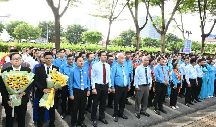  Kỹ sư, cán bộ công đoàn tiêu biểu dâng hương tưởng nhớ Bác Tôn. Ảnh: VIỆT DŨNG 