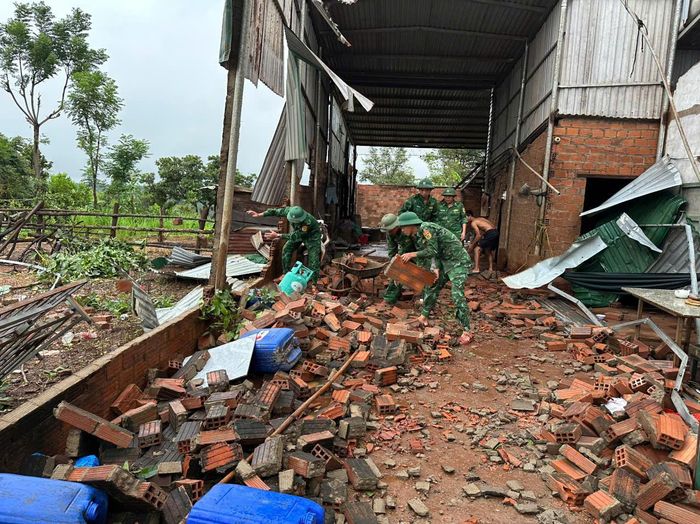 Đồn Biên phòng Ia Chia giúp người dân khắc phục thiệt hại. Ảnh: ĐÌNH CƯƠNG